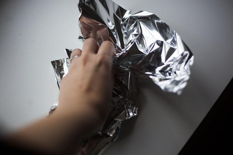 Waarom katten gek zijn op aluminiumballetjes