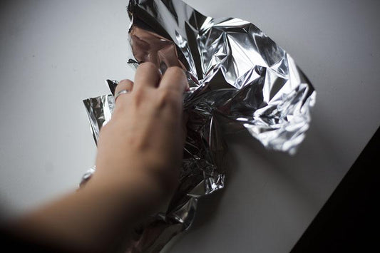 Waarom katten gek zijn op aluminiumballetjes